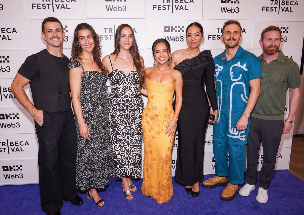 La cantante acompañada de sis seres queridos en la premier de su documental.