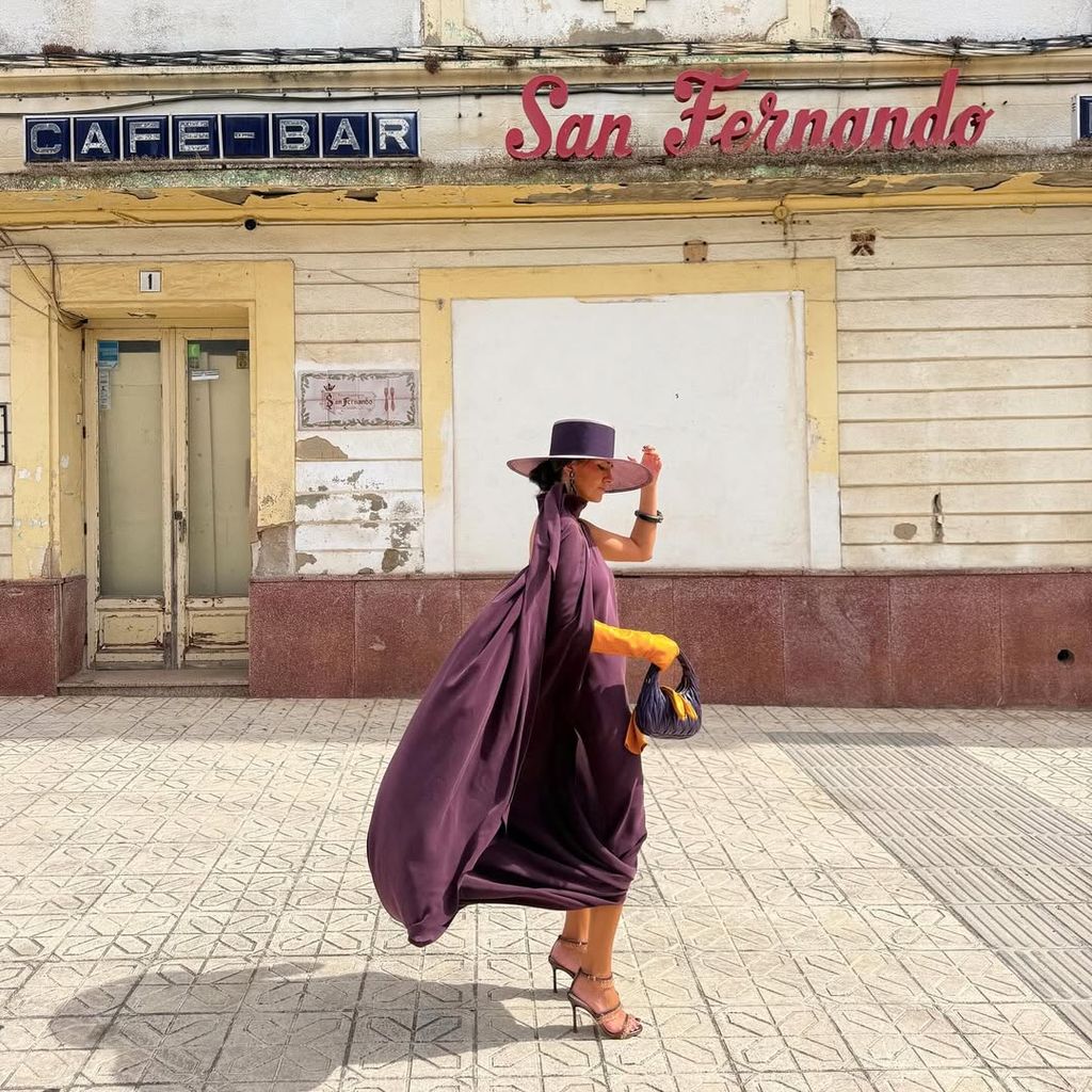 Invitada de boda con guantes