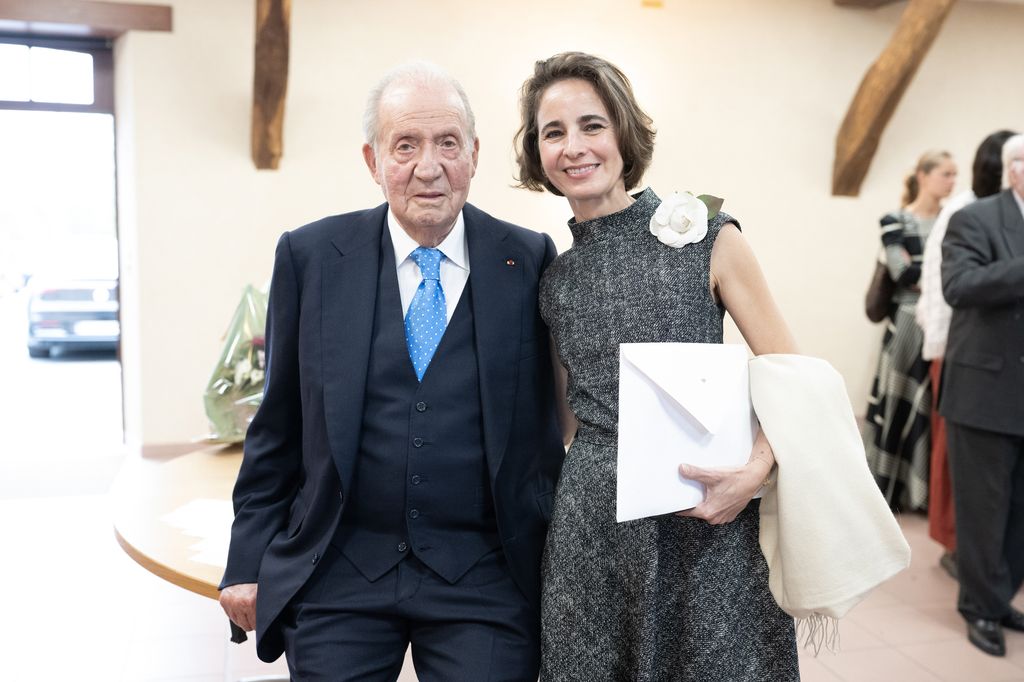 Laurence Debray, con vestido de Carolina Herrera y broche Camelia de Chanel, junto al Rey