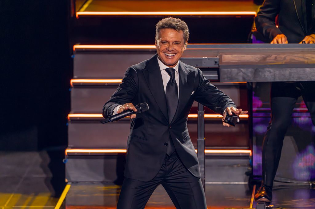 Plano medio de Luis Miguel durante una actuación