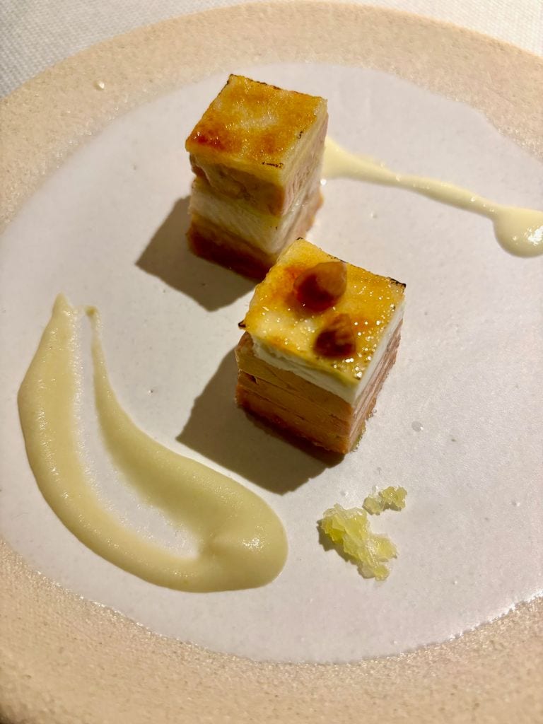 Los dos platos de milhojas con 'foie' y manzana verde servidos en la cena de homenaje a Martín Berasategui.