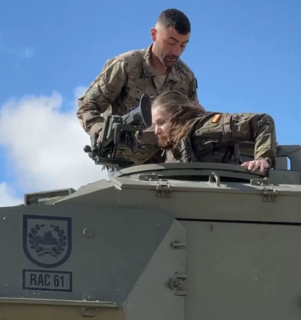 La princesa Leonor se sube a un tanque como parte de su formación militar