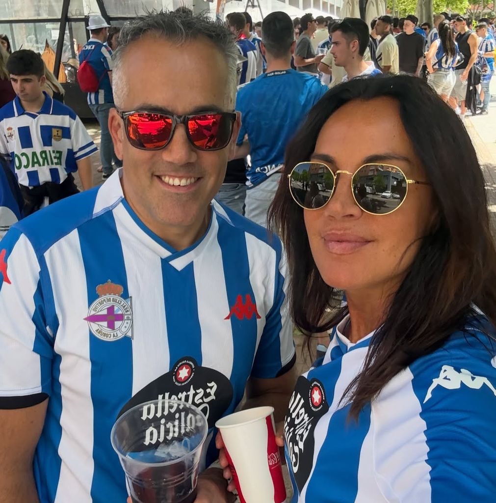 Cristina Saavedra con su hermano Kiko celebrando el ascenso del Dépor