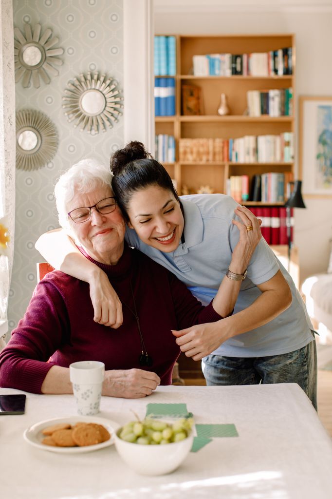 mujer abrazo senora