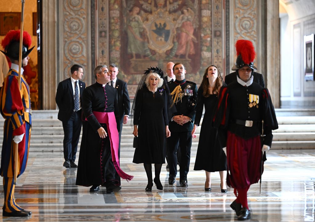 La reina Camilla y el rey Carlos III en la visita de Estado al Vaticano ante el Papa León XIV en octubre de 2025