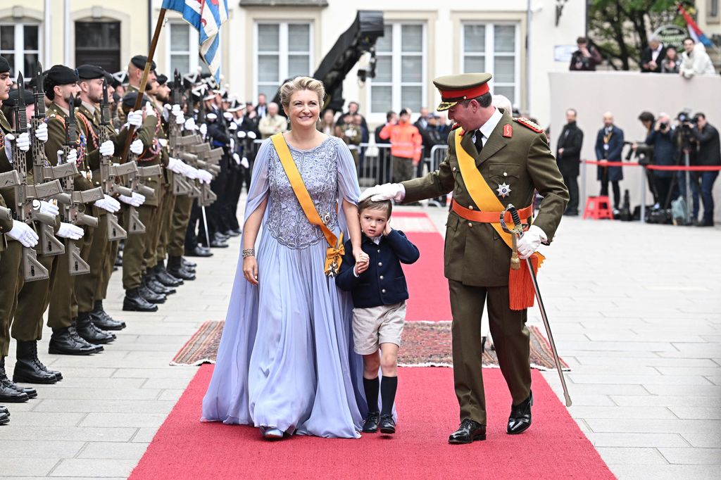 Charles le roba el protagonismo a sus padres
