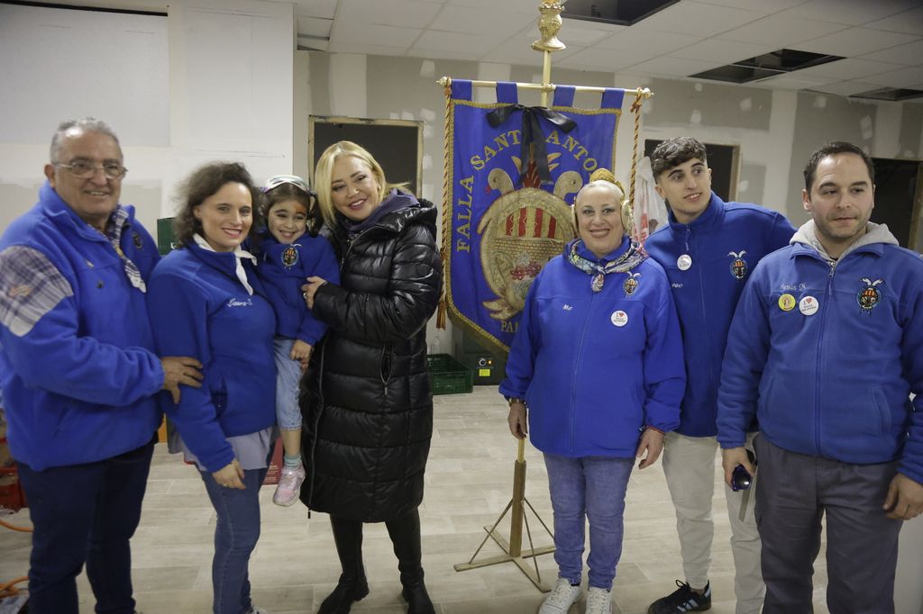 Belén Esteban en Paiporta para celebrar las Fallas con los afectados por la dana