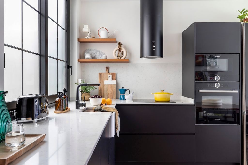 Cocina con estantes. 