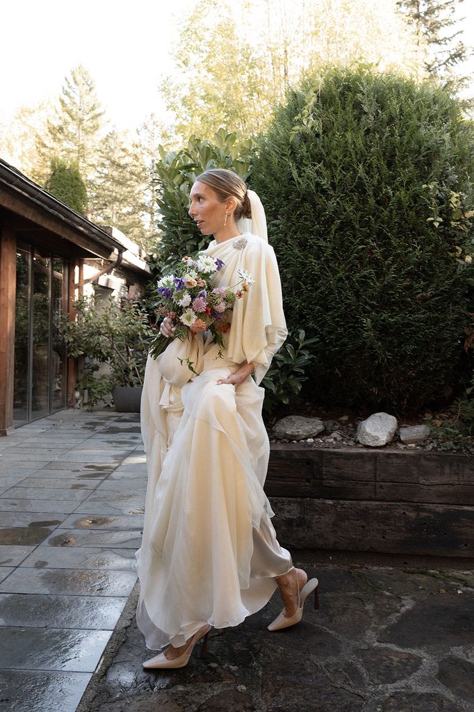 Laura con un vestido con lino rústico y capa de cashmere de Inés Martín Alcalde en su boda con Antonio en el Artíes.