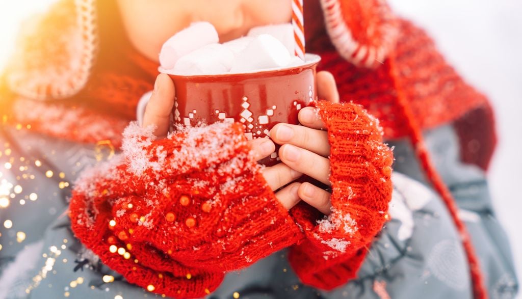 Navidad sabe a chocolate caliente en una taza.