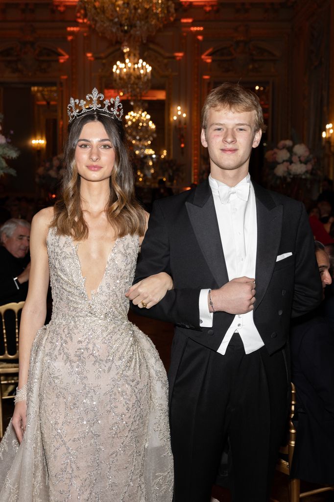  Eulalia de Orleans-Borbón, espectacular con su diseño de Tony Ward y la tiara de V Muse. Su 'cavalier', Albert Windsor, de frac y pajarita blanca como manda la tradición
