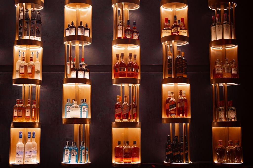El lugar ofrece un amplio menú de vinos premium, champaña y destilados de alta gama 