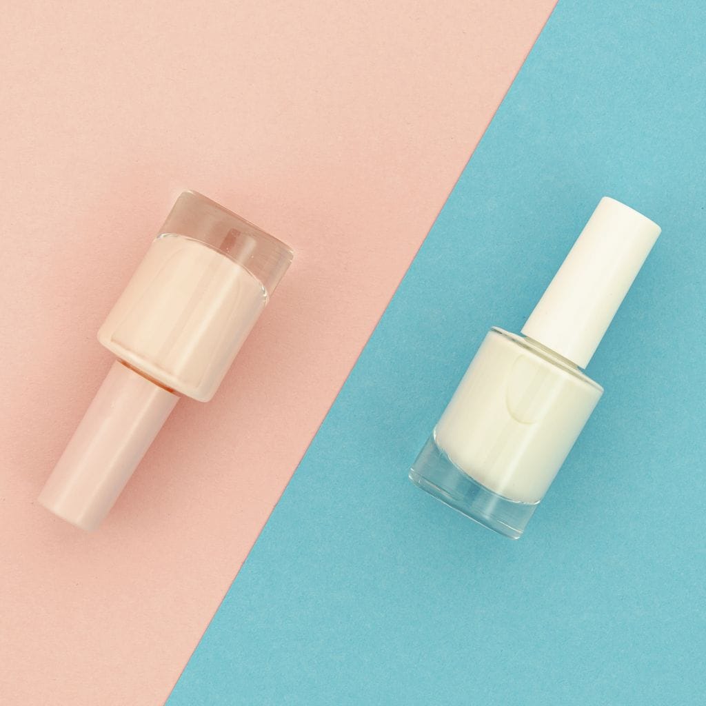 Imagen con esmaltes de uñas sobre fondo bicolor