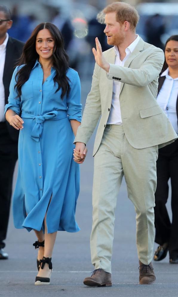 meghan markle con vestido camisero midi en azul de veronica beard