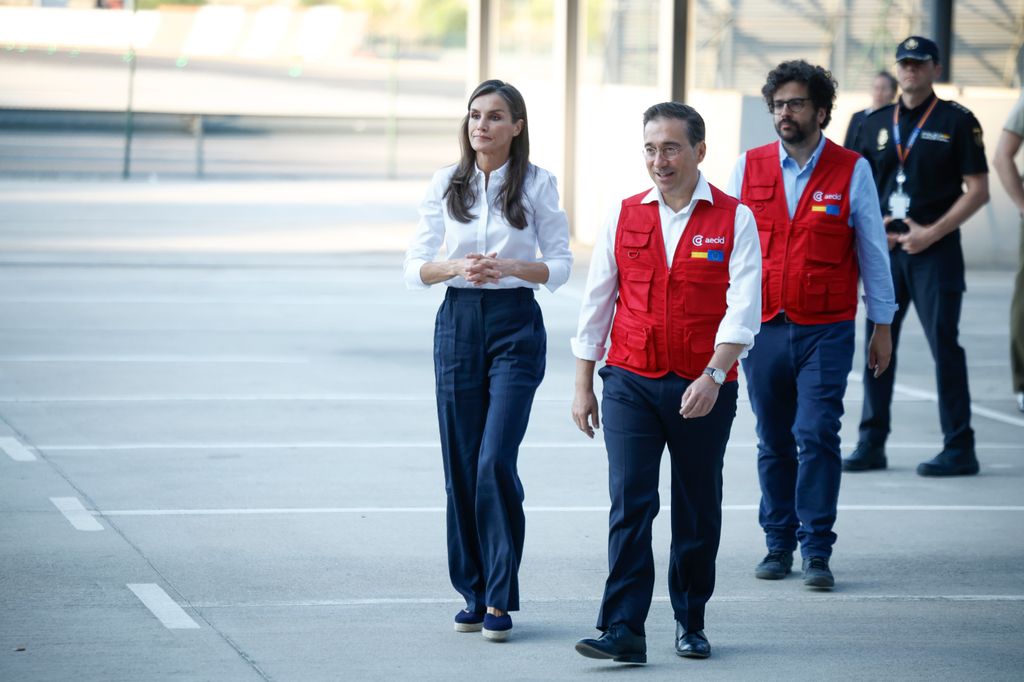 La reina Letizia despide al equipo de emergencias que viaja a Venezuela, en el aeropuerto de Barajas, el 1 de julio de 2026
