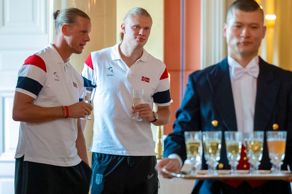 Orjan Nyland y Erling Haaland en la recepción en el Palacio Real de Oslo.