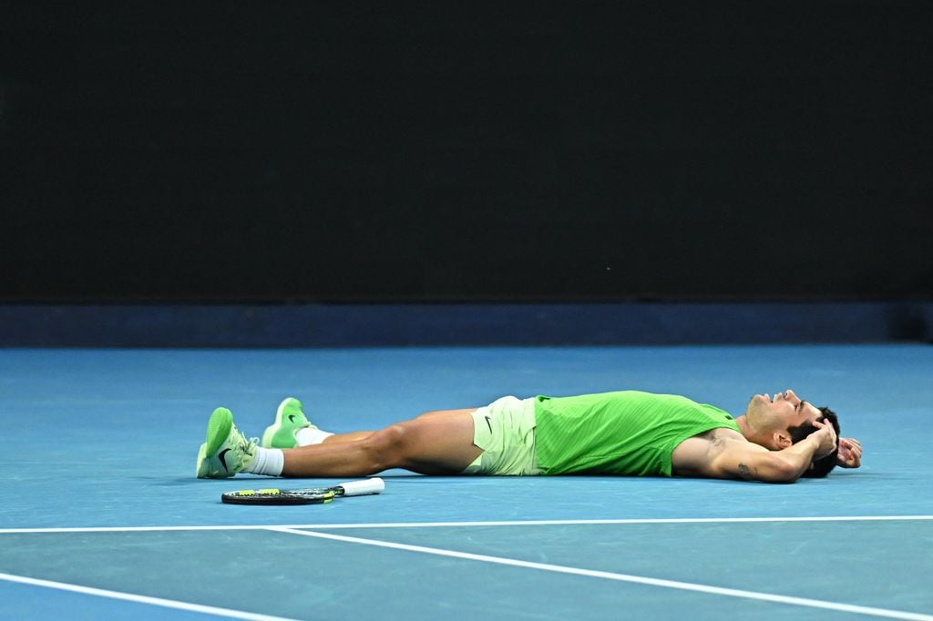 Carlos Alcaraz se tira al suelo tras ganar el partido