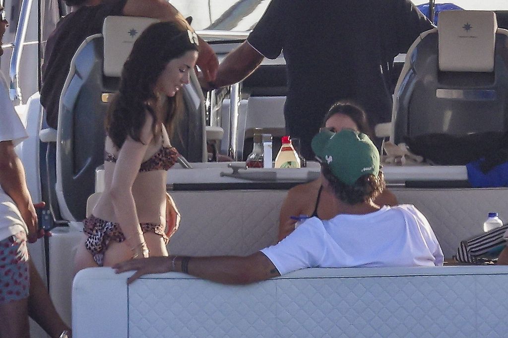 Ana de Armas y Beto se embarcaron en un paseo en bote por la costa de Formentera.