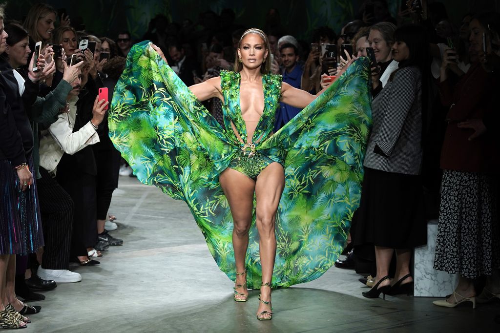 Uno de los momentos más icónicos de Versace fue cuando creó un atrevido vestido para Jennifer López. Las imágenes de este atuendo, que lució por primera vez en el 2000, habría provocado la imagen por la que se crearía Google Images