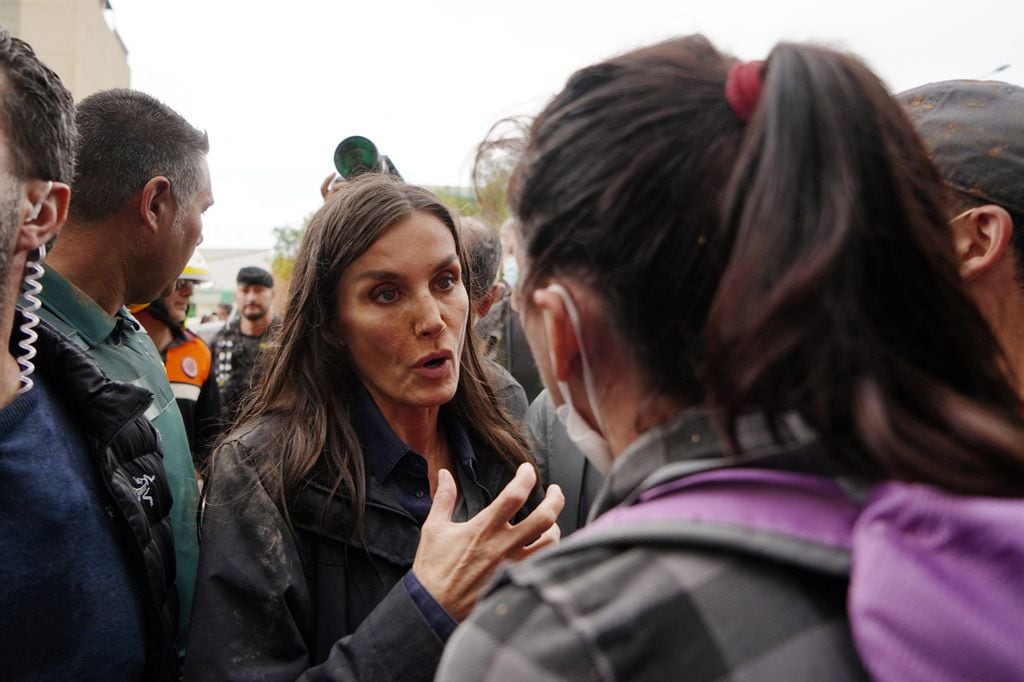 Reina Letizia hablando con una vecina afectada por la DANA en Valencia