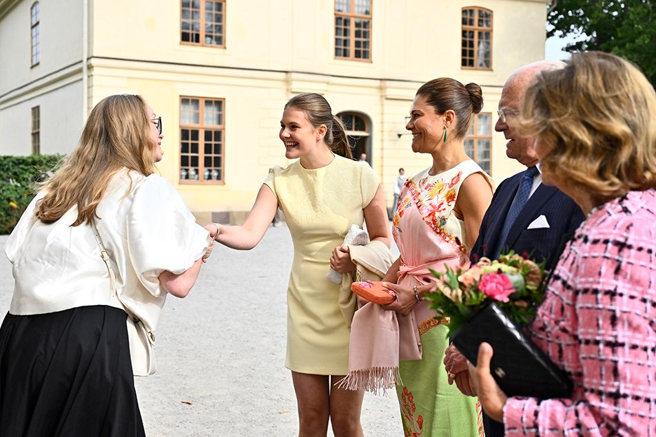 La princesa Estelle de Suecia celebrando el 50 aniversario de su abuela Silvia como reina.