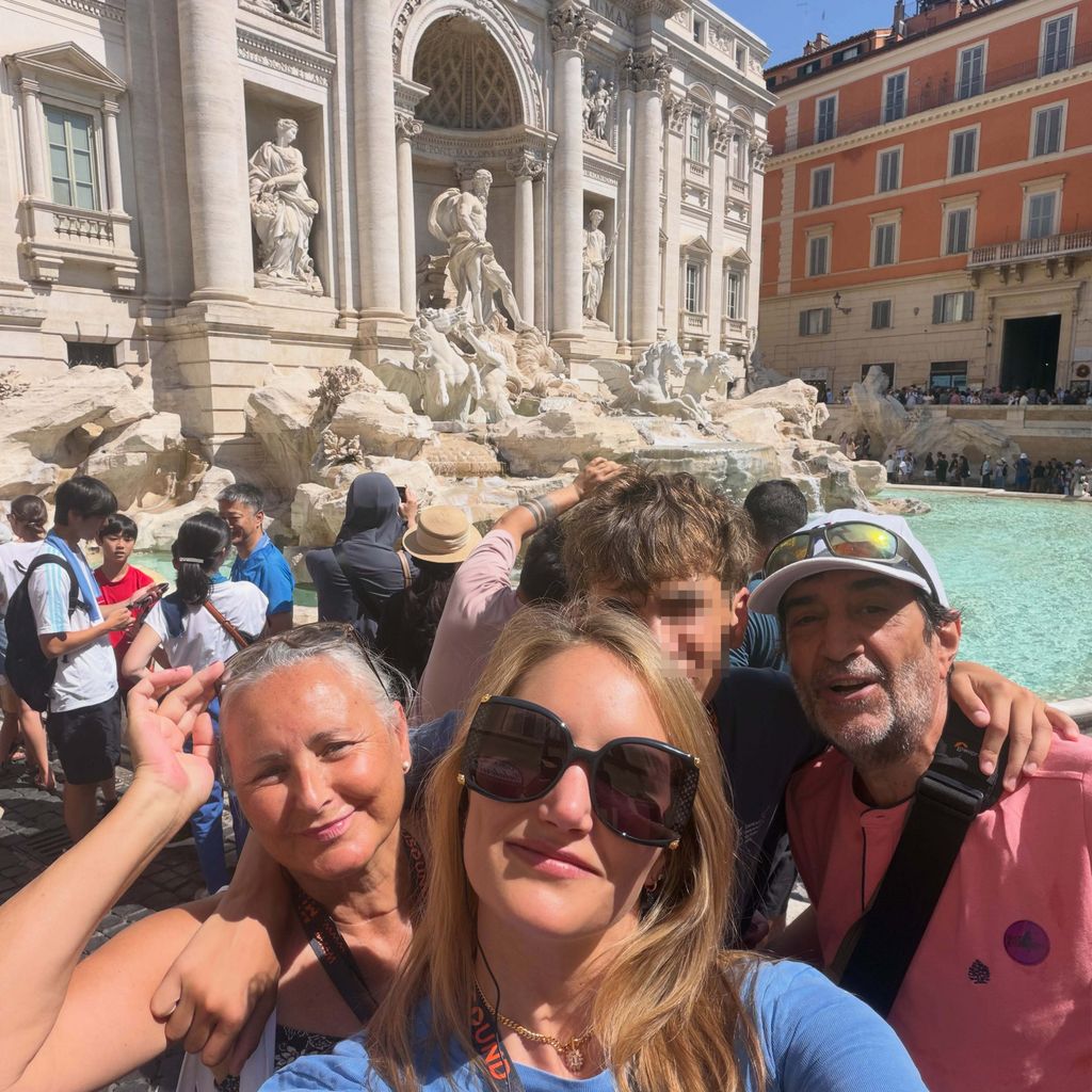 La familia al completo en la Fontana di Trevi de Roma
