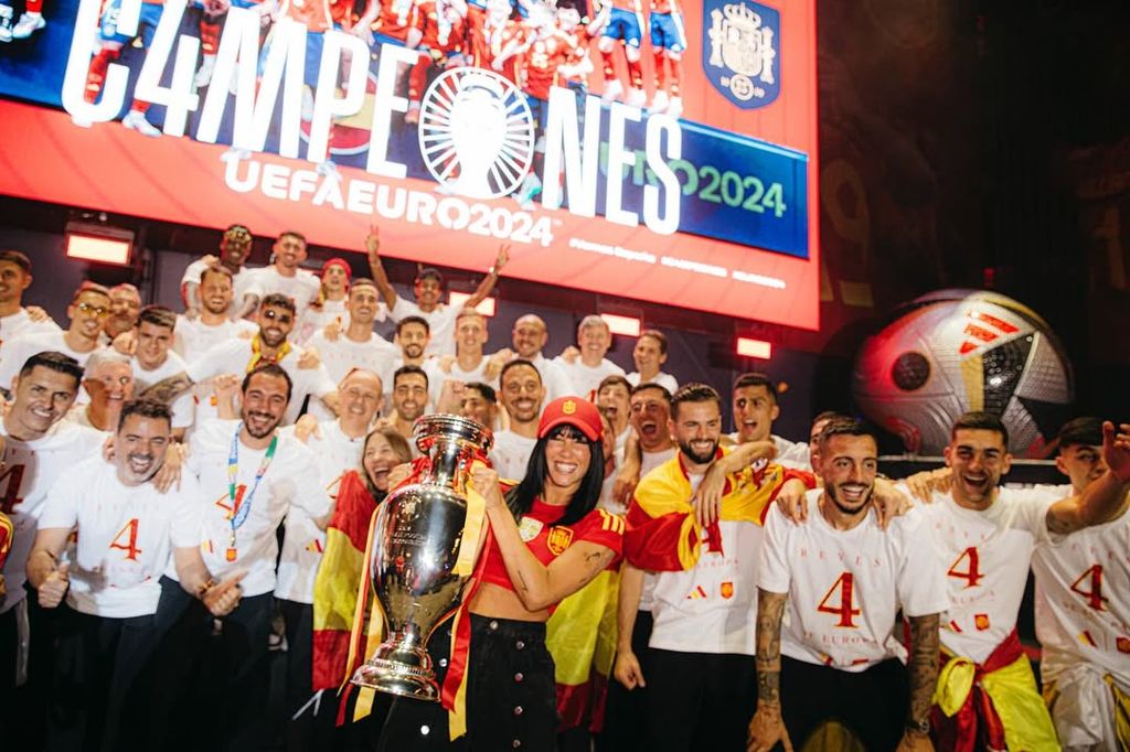 Aitana levantando junto a la selección española la copa tras ganar en 2024 la eurocopa