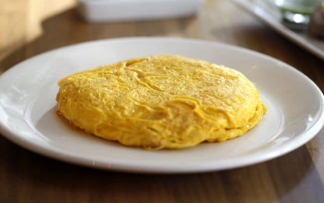 Tortilla de patatas al estilo Betanzos (con el huevo muy poco cuajado), uno de los platos más característicos de 'Taberna Pedraza', en Madrid.
