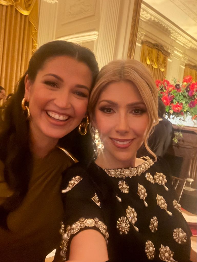 Jeanette Rubio con Katie Miller, exdirectora de comunicación de la Vicepresidencia.