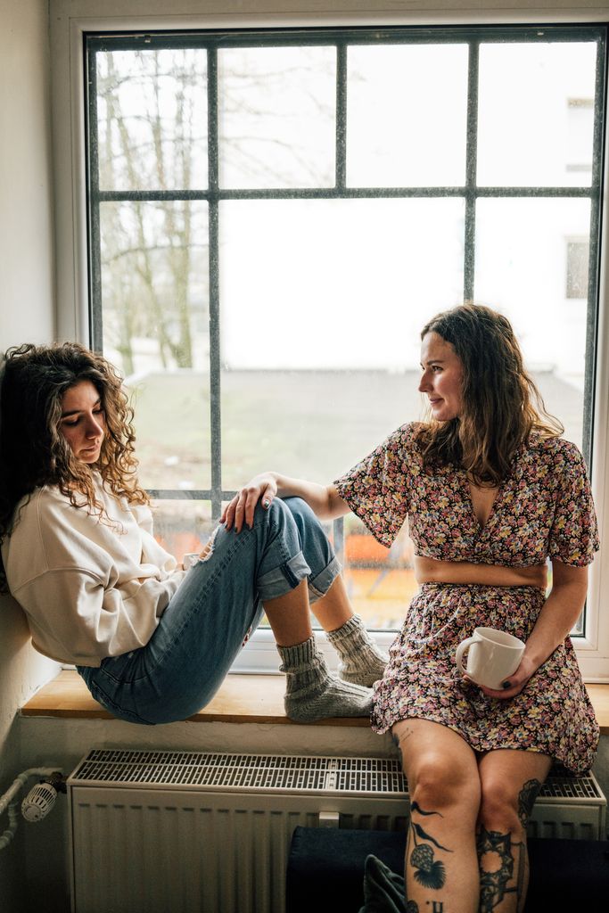 amigas hablando ventana