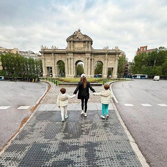 Anahí y sus hijos en la Puerta de Alcalá, en Madrid.