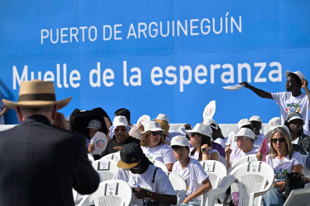 Fieles esperan la llegada del papa León XIV en el puerto de Arguineguín, en el marco de su viaje apostólico a España