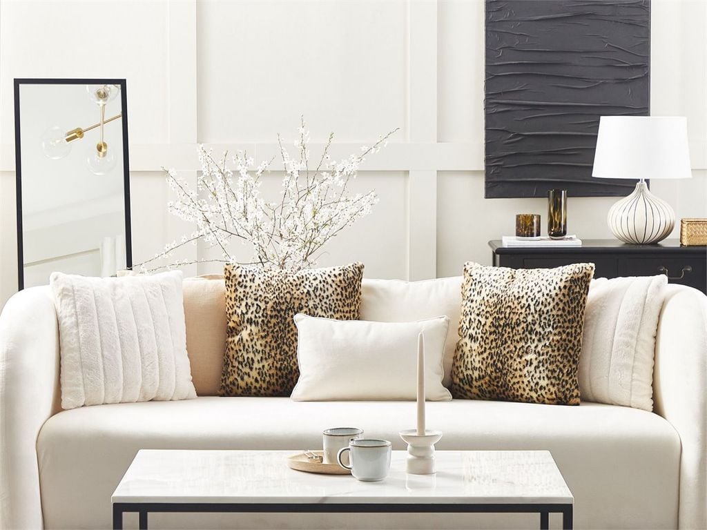 Cojines animal print en sofá blanco