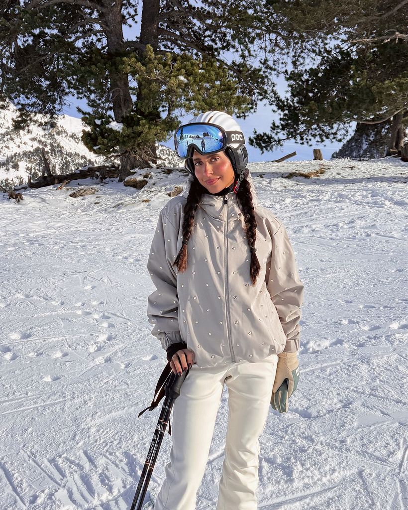 María Fernández-Rubíes con cazadora de nieve beis, pantalones blancos y casco