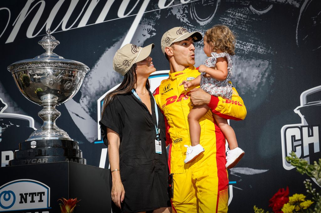 El piloto catalán, de celebración su mujer y su hija en otra carrera