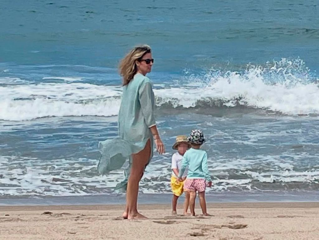Alejandra Gere en el mar con sus hijos