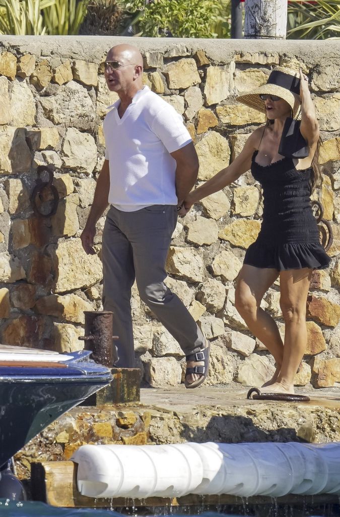 Lauren Sánchez Bezos lució sus tonificadas piernas en un minivestido negro.