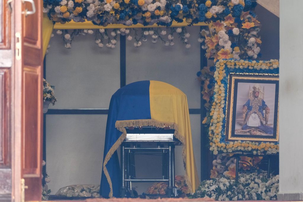 El cuerpo del rey ha sido enterrado en mitad de la disputa