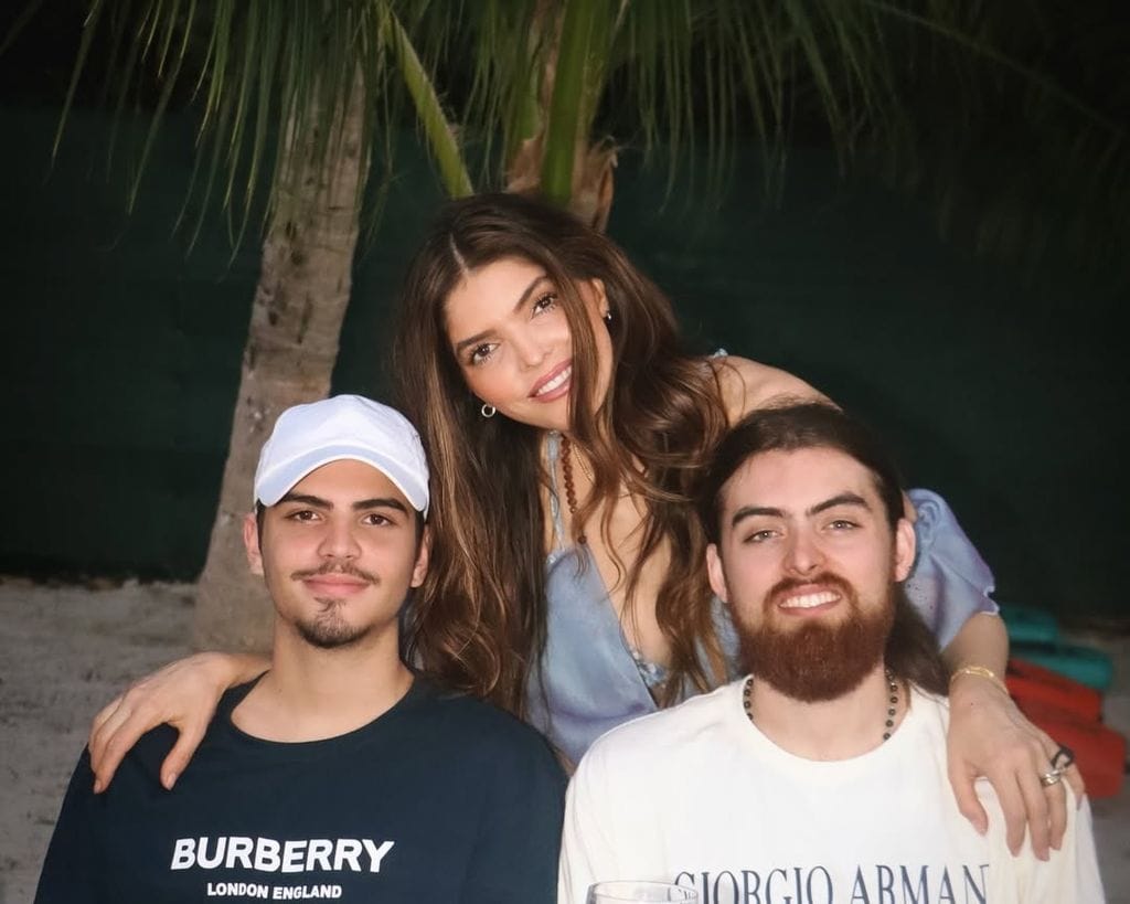 Ana Bárbara y sus hijos celebrando su cumpleaños.