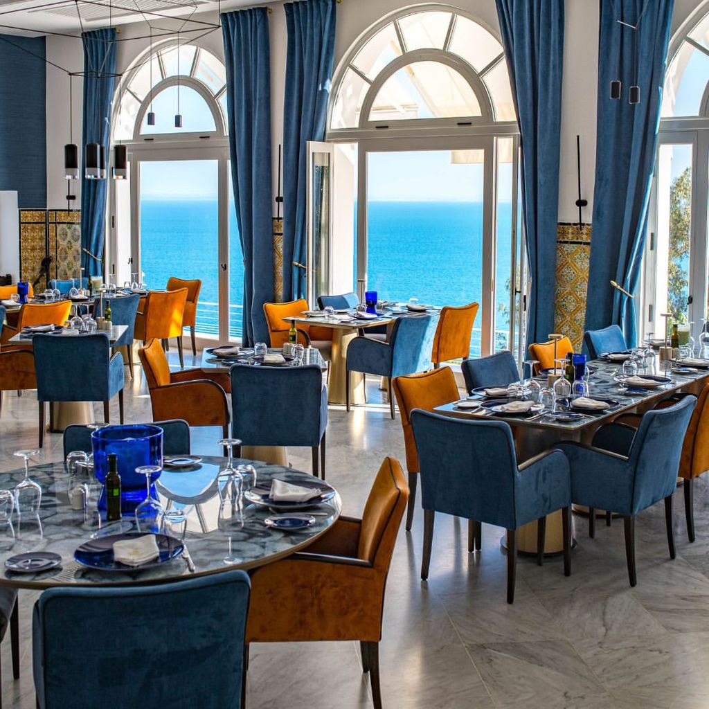 El restaurante Dar Zarrouk, cerca del puerto deportivo, es una de las opciones más elegantes, Sidi Bou Said, Túnez