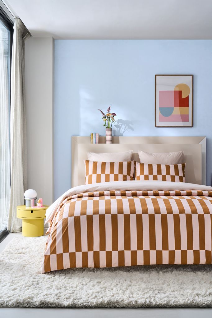 Dormitorio con ropa de cama geométrica  