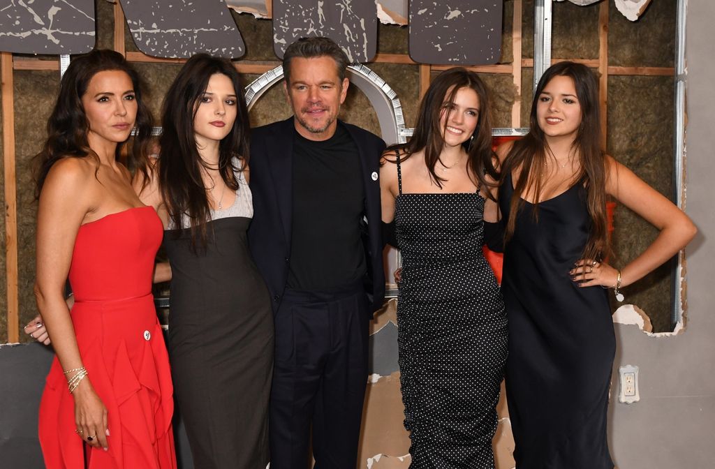 Matt Damon posa con sus tres hijas y su esposa, Luciana Barroso