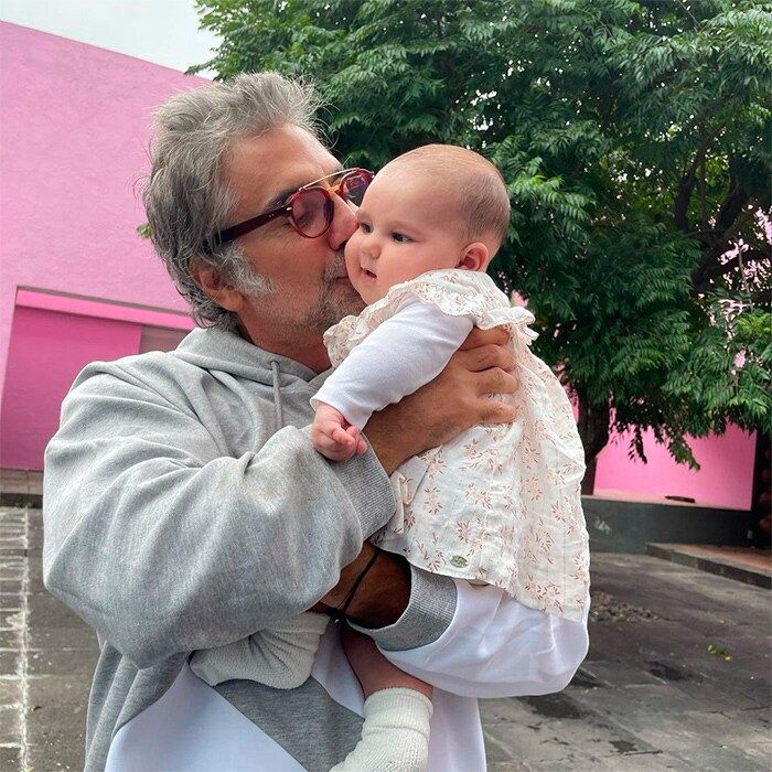 Alejandro Fernández y su nieta Cayetana