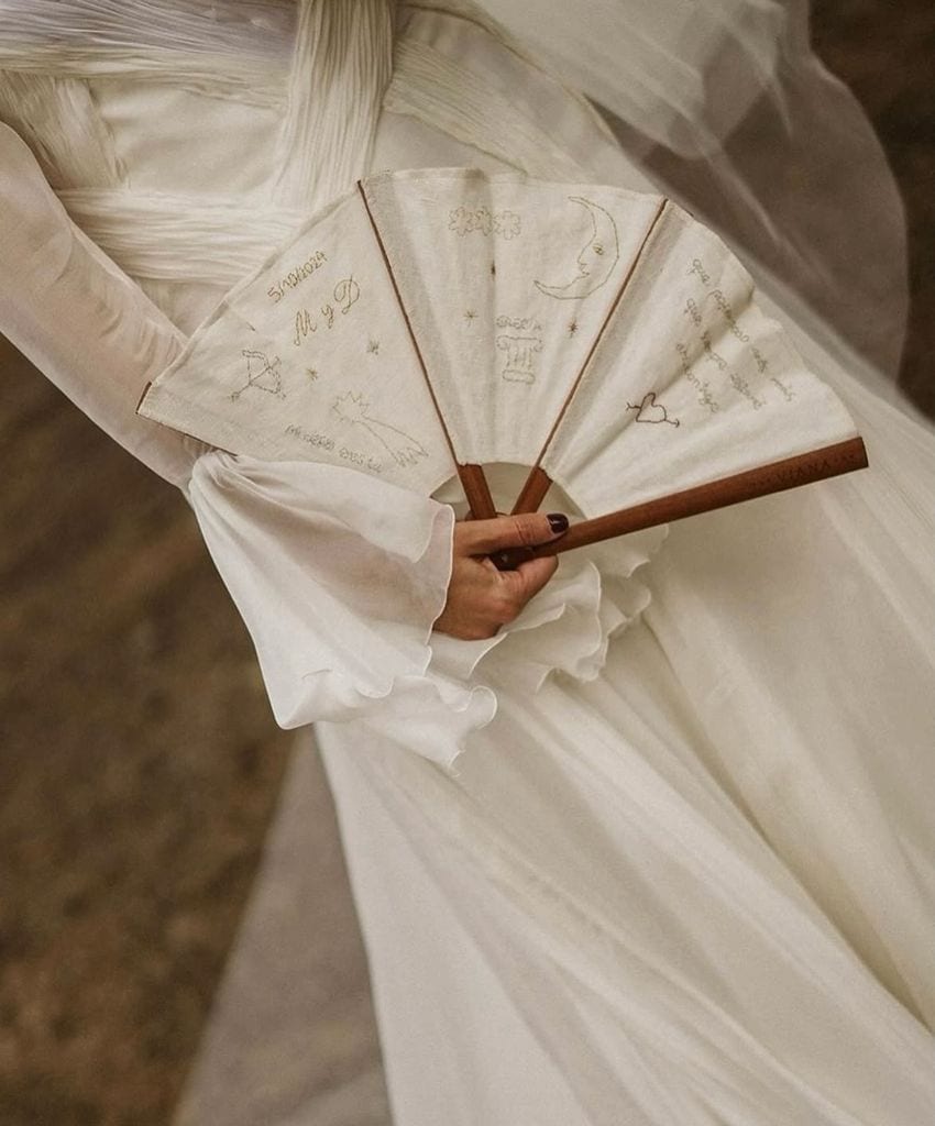 Novias con abanico bordado a mano