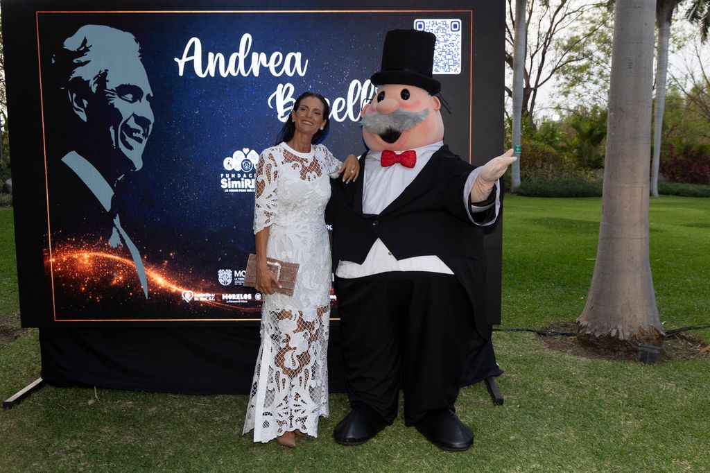 Verónica Berti Bocelli, esposa de Andrea Bocelli posa con un Dr. Simi en atuendo de gala