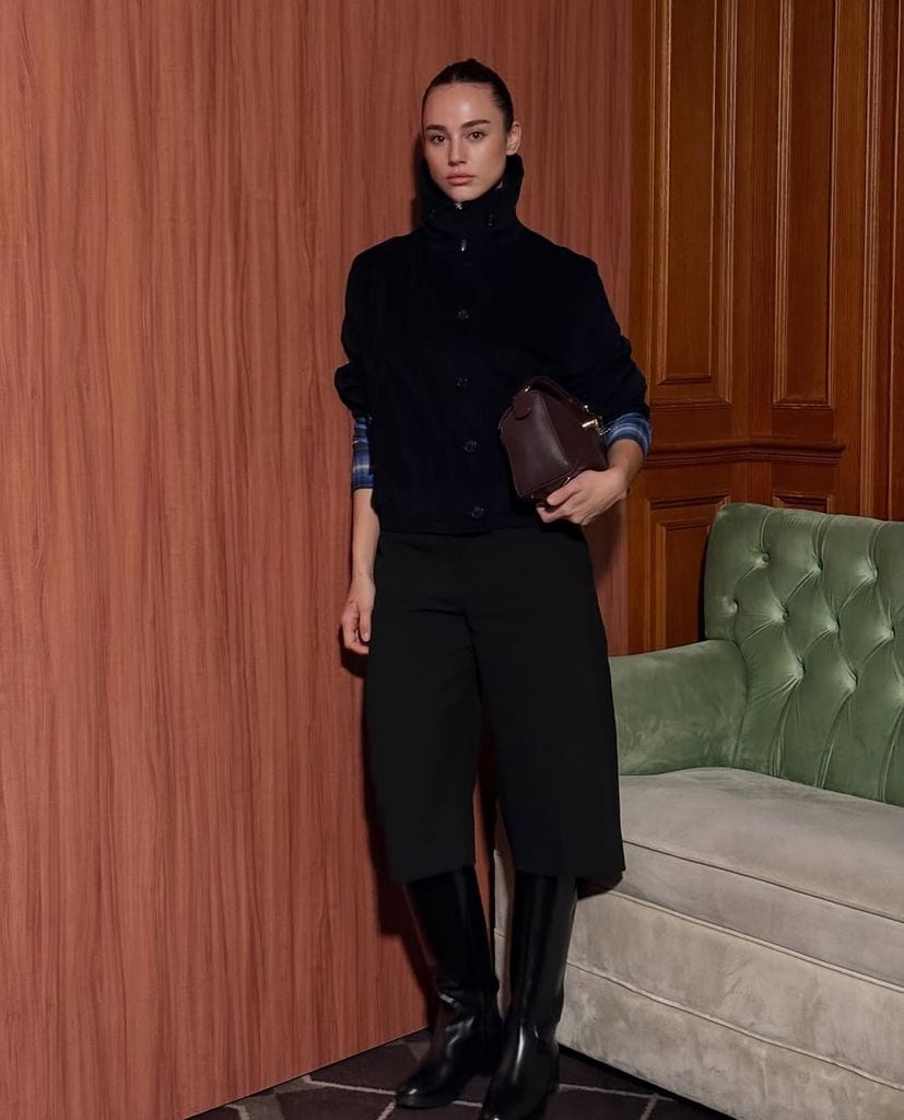 Azul y negro sí van juntos: así los combina Rochi Laffón 