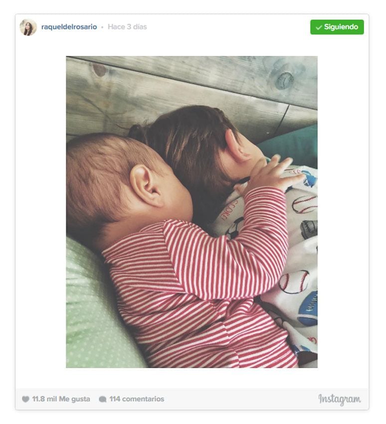 Raquel del Rosario ha publicado esta foto con el siguiente texto: “Hace varios días que Leo al despertarse se acurruca junto a Mael, si llora le intenta poner su chupete y le acaricia la cabeza.Creo que empieza a entender que no se trata de un rival sino de su mejor aliado. Modo hermano mayor ON 😍 #hermanos #brothers #LeMeteUnosEspachurres...”
