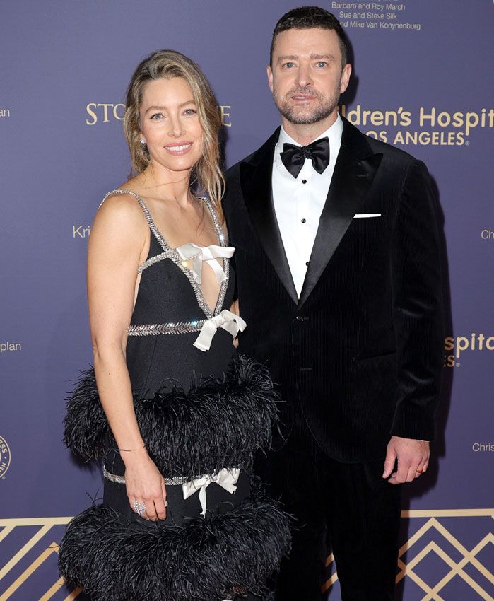 Jessica Biel vestido plumas y lazos