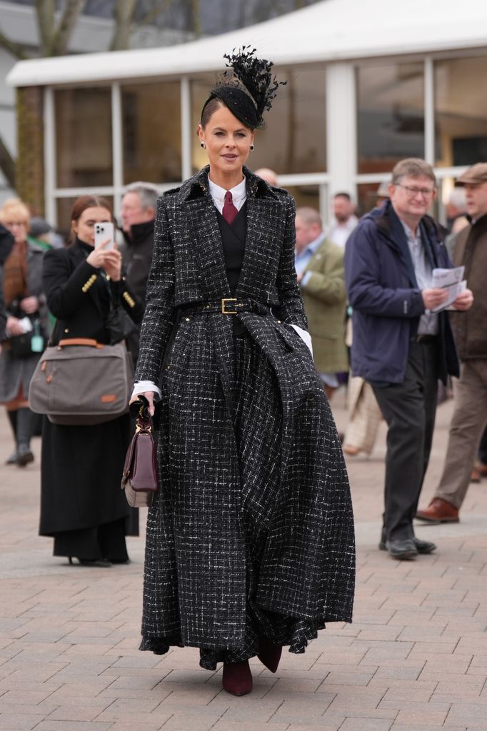Jade Holland Cooper estrena tres looks de su propia firma en el Festival de Cheltenham 2026