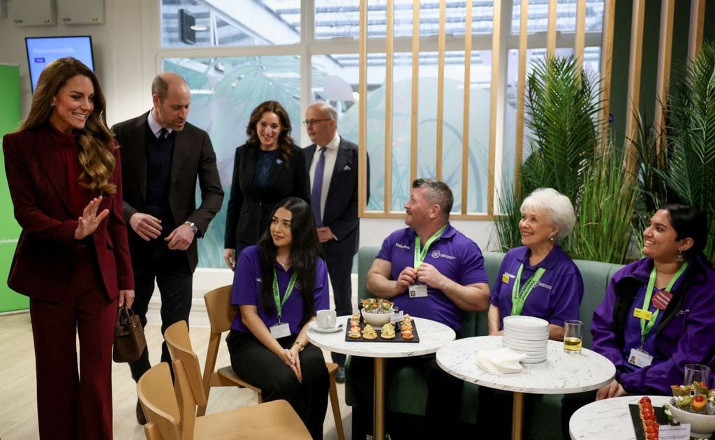 La pareja real sorprendió a los trabajadores en su descanso, y se sentaron a conversar con ellos sobre los desafíos de la temporada invernal. 